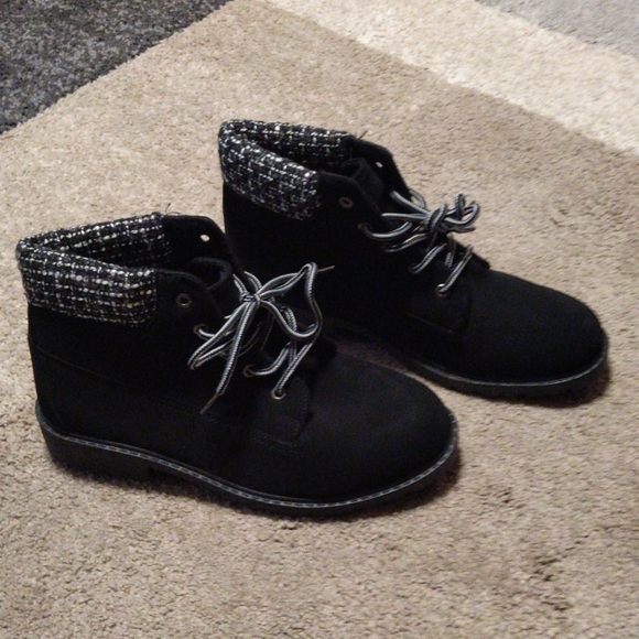 SOLD *** Size 10 NWOT women's black ankle boot - Picture 3 of 3